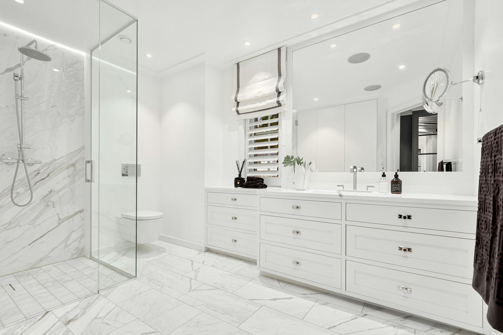 bathroom remodeling Chicago - white tiles